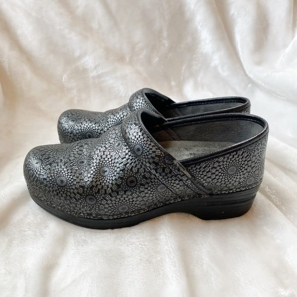 Dansko Pro XP Black Medallion Embossed Clogs Sz 36 - Picture 1 of 6